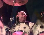 Phil Collins er kendt for sit eminente venstrehåndsarbejde, sin karakteristiske stemme og sine smukke og melodiske kompositioner, som her luftes under en koncert i Tivoli. 