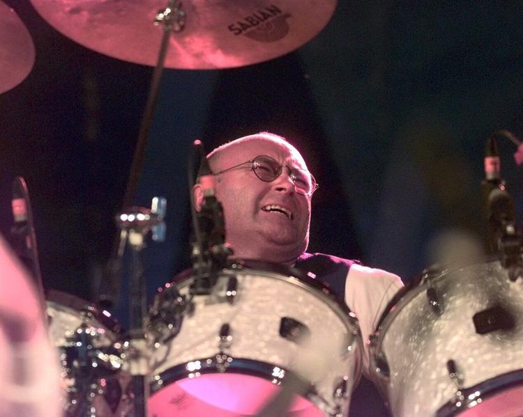 Phil Collins er kendt for sit eminente venstrehåndsarbejde, sin karakteristiske stemme og sine smukke og melodiske kompositioner, som her luftes under en koncert i Tivoli. 