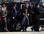 Hamid Karzai (nummer to fra højre) blev ført væk fra paraden af livvagter. 