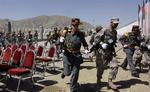 Afghanske soldater løber væk fra ceremonipladsen, kort efter at de første skud er blevet affyret. 