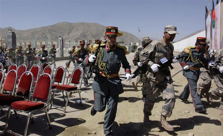 Afghanske soldater løber væk fra ceremonipladsen, kort efter at de første skud er blevet affyret. 