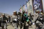 Afghanske Taleban-krigere slog til mod præsidenten under en militærparade. 