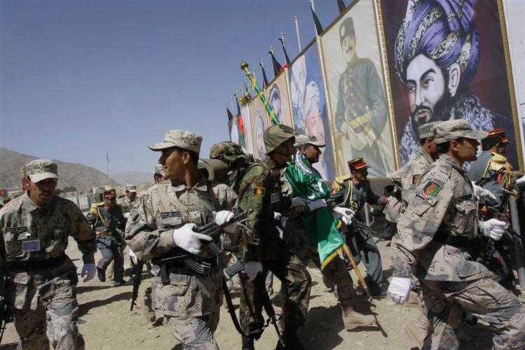 Afghanske Taleban-krigere slog til mod præsidenten under en militærparade. 