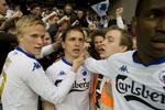 Målscorer Zdenek Pospech omfavnes af sine  holdkammerater efter den megastore forløsning. 
