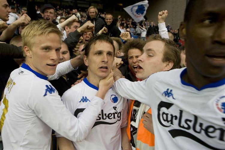 Målscorer Zdenek Pospech omfavnes af sine  holdkammerater efter den megastore forløsning. 