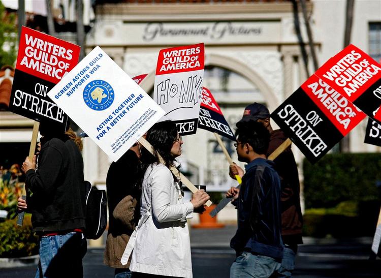Strejkevagter foran porten ind til Paramount Pictures under sidste vinters konflikt. Et syn, som stadig får det til at løbe koldt ned ad ryggen på Hollywoods producenter 