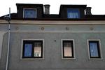 En politimand, der holdt vagt foran huset, sagde, at man knap kunne forestille sig, at der havde levet mennesker i huset. 