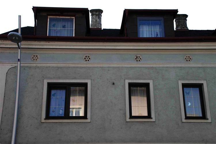 En politimand, der holdt vagt foran huset, sagde, at man knap kunne forestille sig, at der havde levet mennesker i huset. 