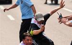 Son Jong Hoon blev pågrebet af politiet. Den 45-årige demonstrant havde forinden hældt bezin ud over sig selv. Med antændelsen af sig selv ville han demonstrere sin utilfredshed med det kinesiske styres håndtering af nordkoreanske flygtninge. 