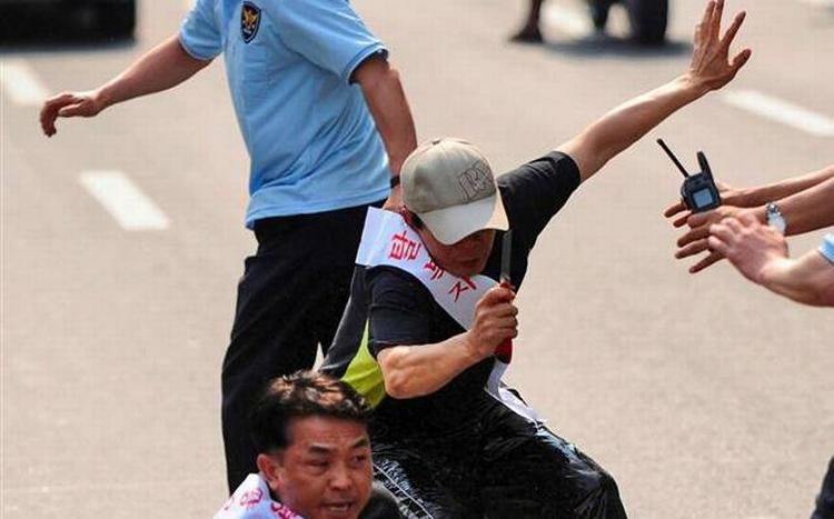 Son Jong Hoon blev pågrebet af politiet. Den 45-årige demonstrant havde forinden hældt bezin ud over sig selv. Med antændelsen af sig selv ville han demonstrere sin utilfredshed med det kinesiske styres håndtering af nordkoreanske flygtninge. 