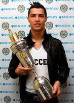 Portugisiske Cristiano Ronaldo modtager det tunge trofæ, der markerer kåringen til årets spiller i England. 