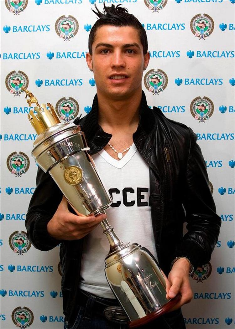 Portugisiske Cristiano Ronaldo modtager det tunge trofæ, der markerer kåringen til årets spiller i England. 