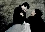 Det er den store kærlighed i Puccinis opera 'La Bohème', men Rolando Villazón som digteren Rodolfo støder sin Mimì (Anna Netrebko) fra sig af angst for hendes tuberkulose. PR-foto fra cd'en. 