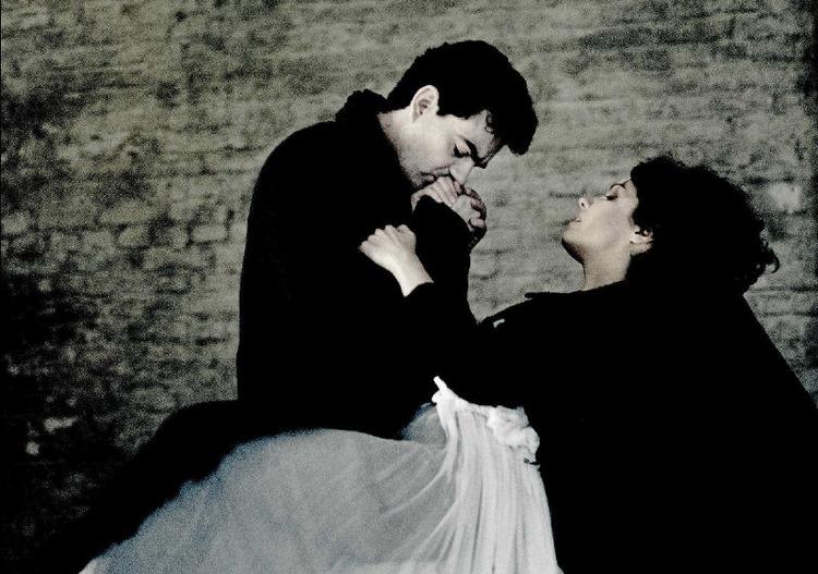 Det er den store kærlighed i Puccinis opera 'La Bohème', men Rolando Villazón som digteren Rodolfo støder sin Mimì (Anna Netrebko) fra sig af angst for hendes tuberkulose. PR-foto fra cd'en. 