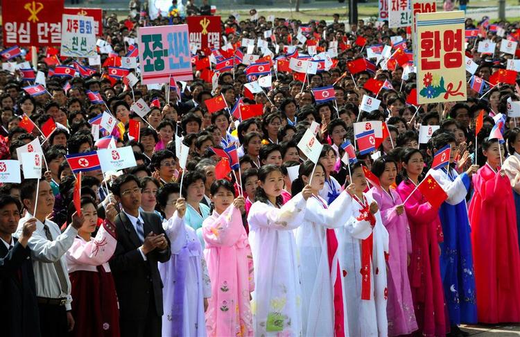 Nordkoreanere byder Ol-faklen velkommen. 