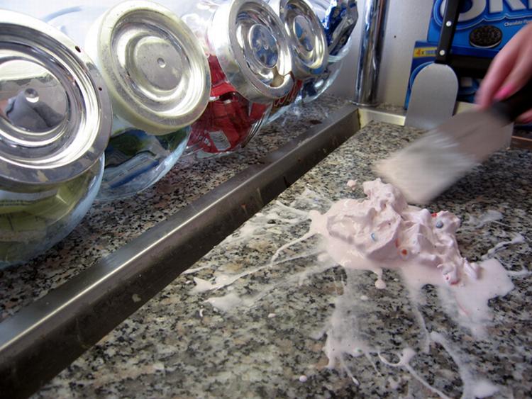 Med en spartel blandes isen med kundens foretrukne guf i den nye isbar på Sankt Hans Torv. Her er det blåbæris med M&amp;Ms. 