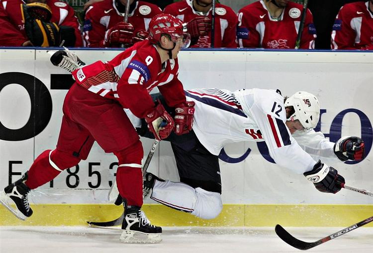 Kasper Degn (i rødt) i aktion for Danmark ved VM i Letland i 2006. Sidste år var angriberen ikke med ved VM, da han var skadet. 