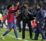 FC Barcelonas brasilianske stjernespiller, Ronaldinho, er på vej væk fra klubben. Træner Frank Rijkaard (midt) vil give Ronaldinho en ordentlig afsked. Arkivfoto. 