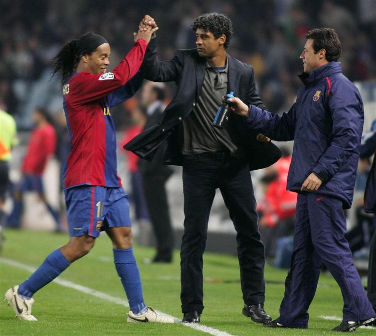 FC Barcelonas brasilianske stjernespiller, Ronaldinho, er på vej væk fra klubben. Træner Frank Rijkaard (midt) vil give Ronaldinho en ordentlig afsked. Arkivfoto. 