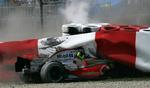Heikki Kovalainen i sin forulykkede McLaren-Mercedes-racer. 