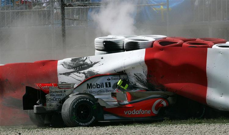 Heikki Kovalainen i sin forulykkede McLaren-Mercedes-racer. 