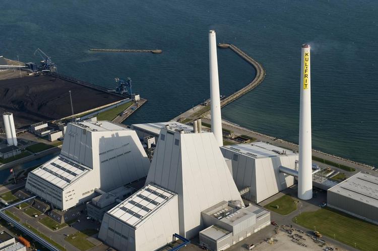 Greenpeace-aktivister har udsmykket den ene skorsten på Avedøre Værket med et 35 meter langt gult banner med teksten 'Kulfrit'. 