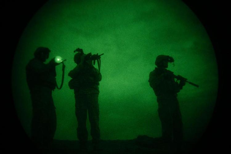 Amerikanske soldater på natpatrulje. Sammen med briterne indleder de nu en stor offensiv i Helmand-provinsen. 
