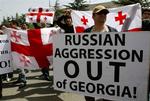 Georgiske demonstranter i Tbilisi protesterer mod den russiske fremfærd i konflikten mellem de to lande. 