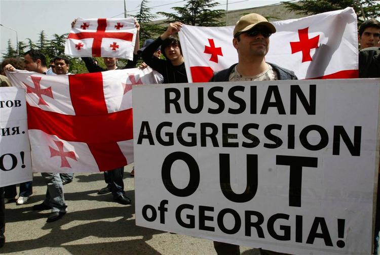 Georgiske demonstranter i Tbilisi protesterer mod den russiske fremfærd i konflikten mellem de to lande. 