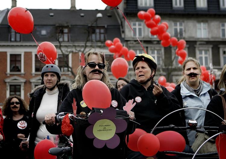 Strejkende offentlige ansatte demonstrerede ved Dronning Louises Bro i København for to dage siden. 