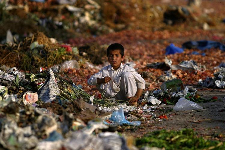 Fødevarekrisen rammer denne gang ikke 'kun' Afrika. Her er en pakistansk dreng i Islamabad ved at rode en affaldsbunke igennem efter frugt- og grønt-rester. 