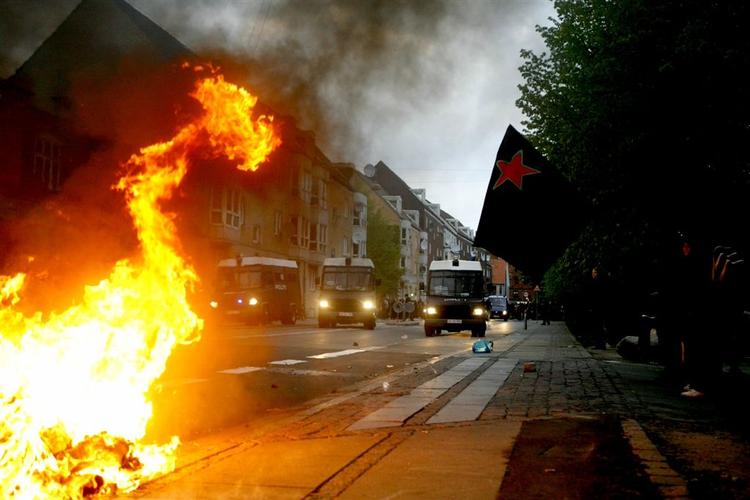 Lige nu er der bål i Stengade på Nørrebro. Foto: Thomas Borberg 