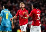 Carlos Tevez siger tillykke med scoringen til Paul Scholes. 