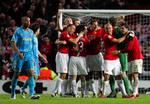 Rio Ferdinand i midten af den store gruppe af jublende United-spillere. 
