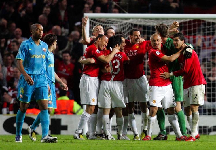 Rio Ferdinand i midten af den store gruppe af jublende United-spillere. 