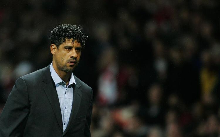 Frank Rijkaard forlader Old Trafford efter nederlaget mod Manchester United. 