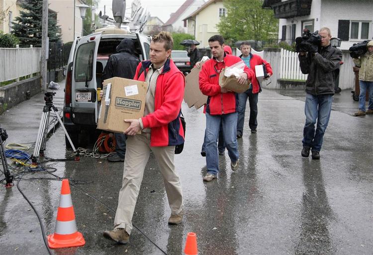 Teknikere ankommer til Østrigs mest omtalte hus. 