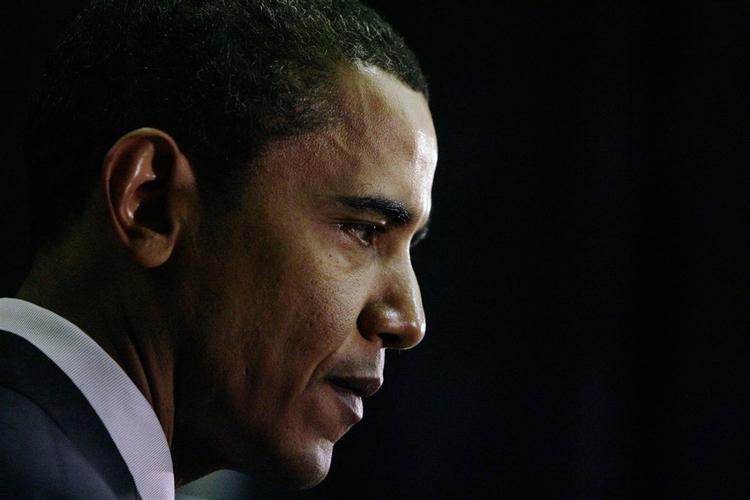 En skuffet Obama tager endelig afstand fra den præst, der har fulgt ham i mere end 20 år. Præsten, Jeremiah Wright, er kommet med gentagne angreb på USA's regering og mener blandt andet, at 11. september var selvforskyldt. Her ses Obama tidligere i dag. 