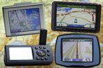 På fem år har GPS-apparatet (her Garmin) udviklet sig fra en uformelig klods til en noget mere strømlinet. Nederst til venstre Garmin GPS 5. Ved siden af den  Garmin Street Pilot 550. Øverst til venstre Nüvi 360 med et par år på bagen og øverst til højre en af de nyeste modeller, nüvi 760. 
