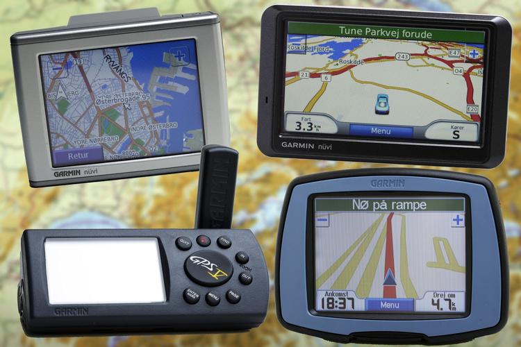 På fem år har GPS-apparatet (her Garmin) udviklet sig fra en uformelig klods til en noget mere strømlinet. Nederst til venstre Garmin GPS 5. Ved siden af den  Garmin Street Pilot 550. Øverst til venstre Nüvi 360 med et par år på bagen og øverst til højre en af de nyeste modeller, nüvi 760. 