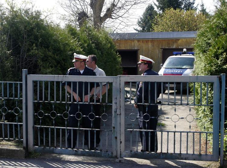 Østrigsk politi bevogter indgangen til huset i Amstetten, hvor en 73-årig mand holdt sin datter fanget i kælderen i 24 år. 