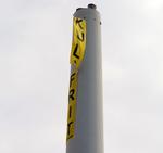 De fire sidste Greenpeace-aktivister har forladt skorstenen i Avedøre. På billedet er de ved at tage deres 35 meter lange banner ned. 
