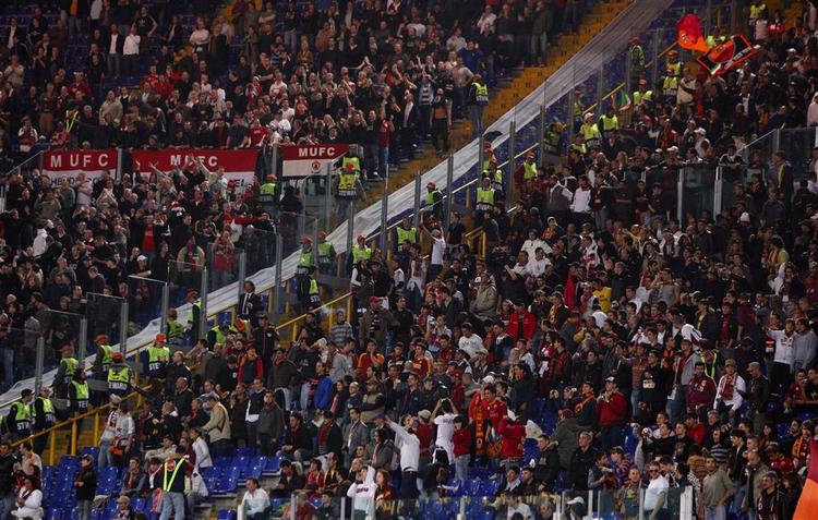De rejselystne engelske fans må punge ud, hvis de vil se Champions League-finalen. 
