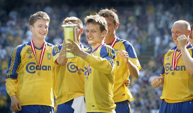 To gange har Per Nielsen i sin egenskab af anfører fået overrakt beviset på, at Brøndby har vundet pokalfinalen. Det var begge gange, i 2003 (billedet) og 2005, efter sejre over FC Midtjylland. Arkivfoto. 