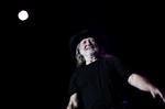 Dagen før sin 75-års  fødselsdag mødte countrymusikeren Willie Nelson et frynseklædt og Stetsonhattesvingende københavnerpublikum. I øjenhøjde. Med stort overskud gav han sig tid til at hilse på folk og skrive autografer, efter at koncerten var slut.  Foto: Jonas Pryner Andersen 