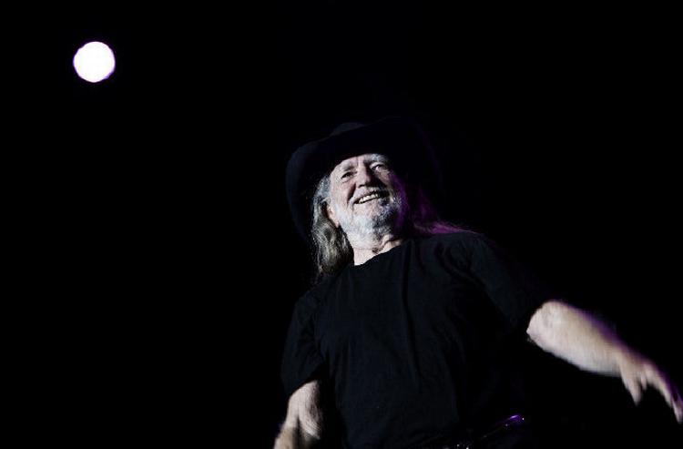 Dagen før sin 75-års  fødselsdag mødte countrymusikeren Willie Nelson et frynseklædt og Stetsonhattesvingende københavnerpublikum. I øjenhøjde. Med stort overskud gav han sig tid til at hilse på folk og skrive autografer, efter at koncerten var slut.  Foto: Jonas Pryner Andersen 