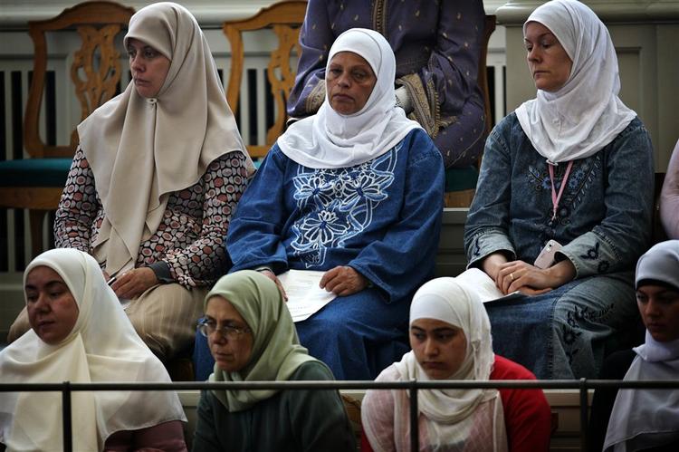 Må en muslimsk kvinde gå sådan klædt, hvis hun er dommer i en retssal? Det skal et udvalg nu se nærmere på. Arkivfoto. 
