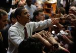 Barack Obama fører fortsat over Hillary Clinton i kapløbet om at blive demokraternes præsidentkandidat. Men forspringet skrumper. 