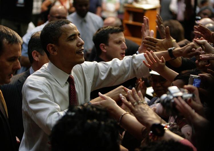 Barack Obama fører fortsat over Hillary Clinton i kapløbet om at blive demokraternes præsidentkandidat. Men forspringet skrumper. 