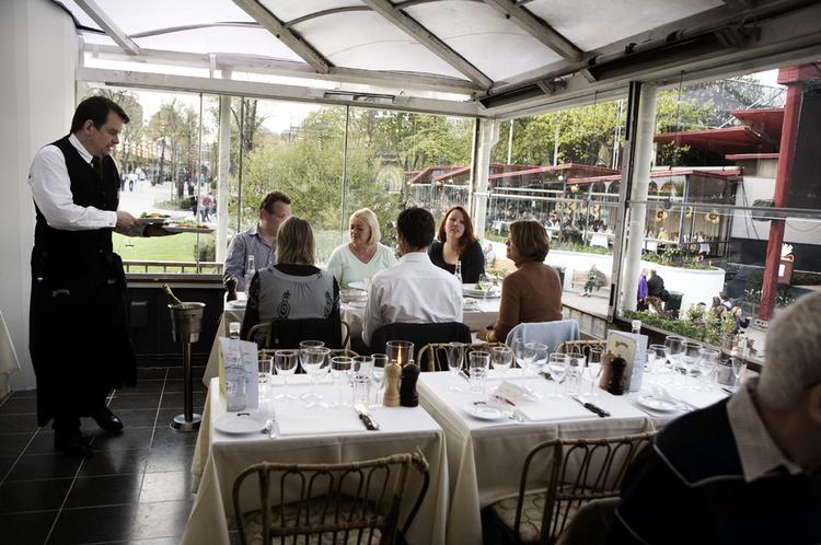 Restaurant Balkonen i Tivoli er blevet shinet op til sæsonen og fremstår  nu lysere og mere moderne. Nabokigget er dog det gode gamle – og det findes ikke bedre med det rigtige band til  Fredagsrock på Plænen. 